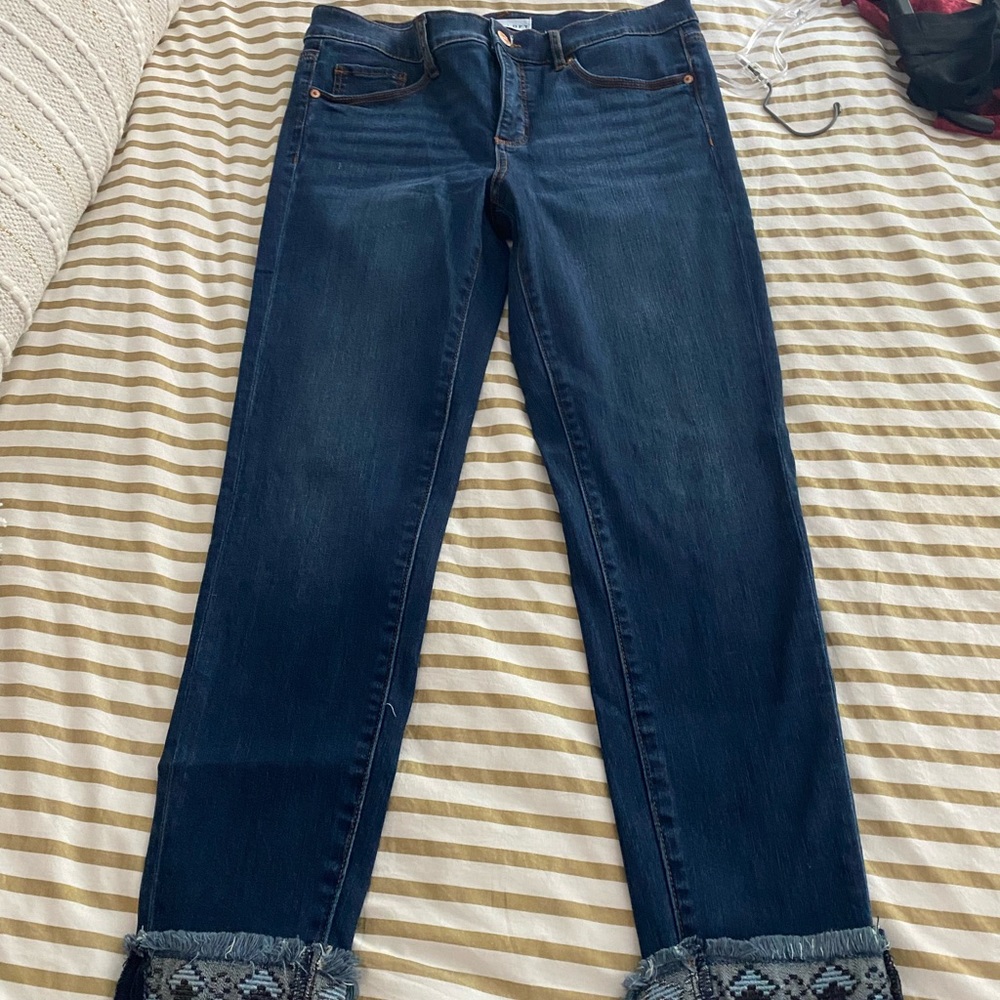 jeans with cuffed bottom and embroidered pattern